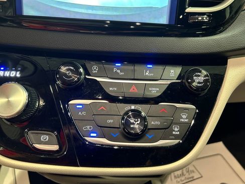 Used 2024 Chrysler Pacifica Touring-L image 19