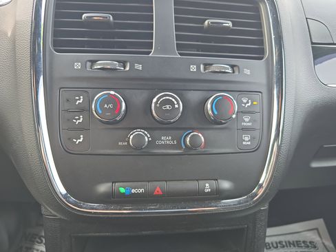 Used 2019 Dodge Grand Caravan SE image 32