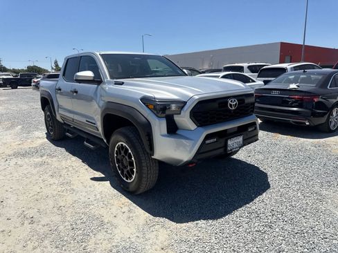 Used 2024 Toyota Tacoma TRD Off-Road w/ TRD Off Road Premium Package AWD/4WD image 2
