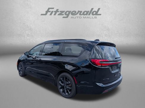Used 2025 Chrysler Pacifica Limited FWD image 6