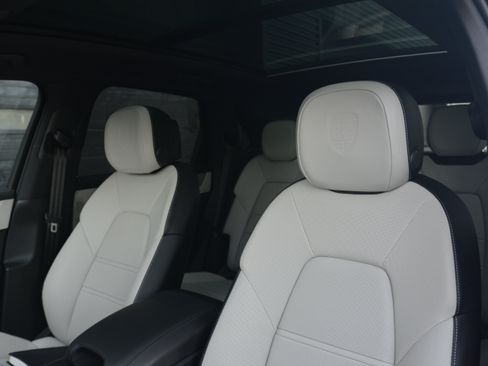 Certified 2026 Porsche Cayenne AWD/4WD image 5