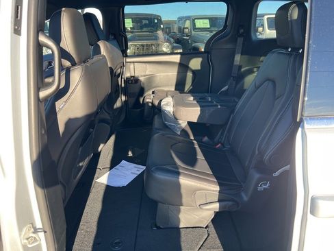 New 2026 Chrysler Pacifica Select image 15