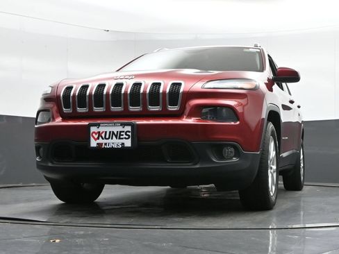 Used 2017 Jeep Cherokee Latitude w/ Cold Weather Group AWD/4WD image 42