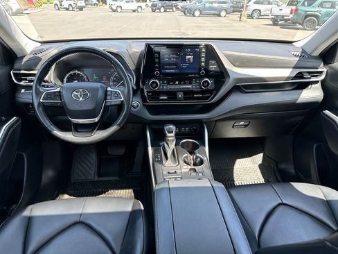 Used 2022 Toyota Highlander XLE AWD/4WD image 15