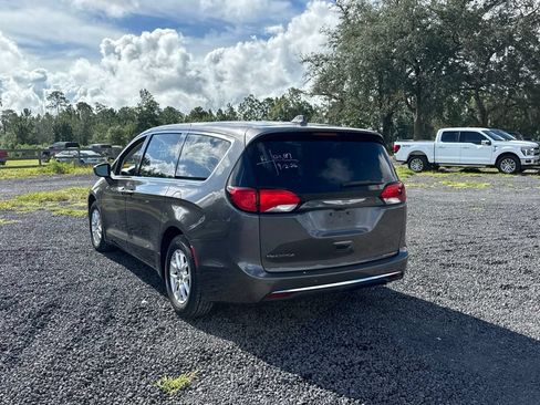 Used 2020 Chrysler Pacifica Touring FWD image 3