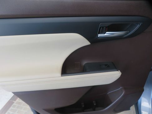 Used 2021 Toyota Highlander XLE FWD image 18