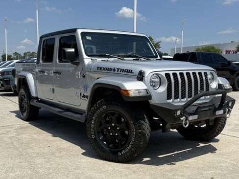 Used 2023 Jeep Gladiator Sport AWD/4WD image 2