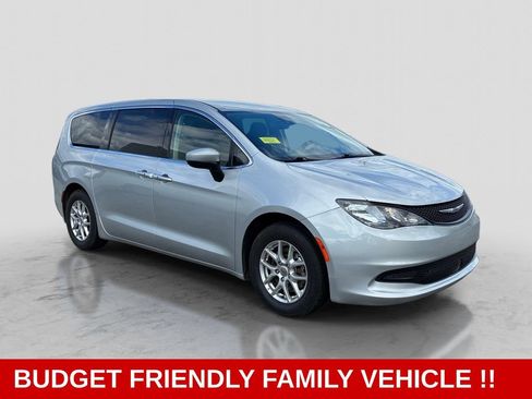 Used 2023 Chrysler Voyager LX FWD image 3