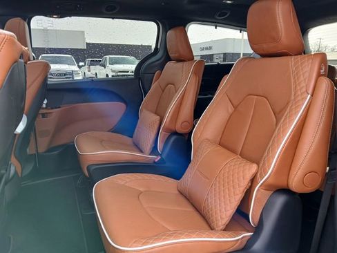 Used 2025 Chrysler Pacifica Pinnacle FWD image 13