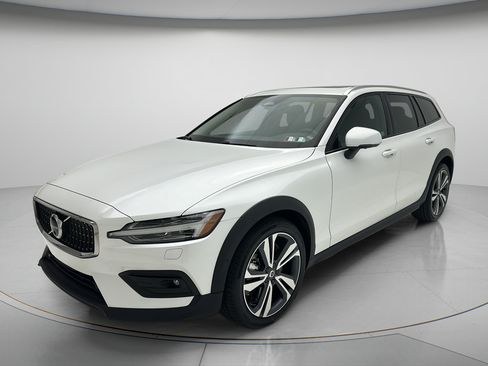 Used 2025 Volvo V60 B5 Cross Country Plus AWD/4WD image 3