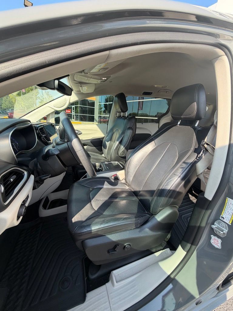 Used 2022 Chrysler Pacifica Touring-L FWD image 9