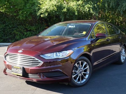 Used 2017 Ford Fusion SE w/ Fusion SE Technology Package image 1