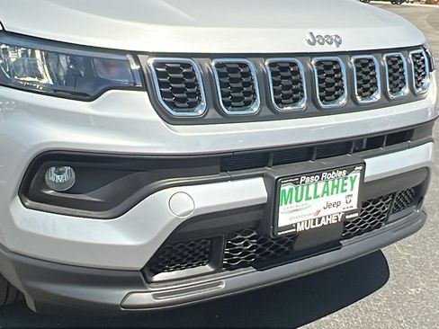 New 2025 Jeep Compass Latitude image 10