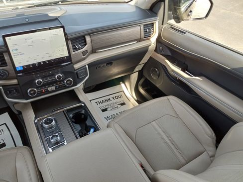 Used 2023 Ford Expedition Limited AWD/4WD image 18