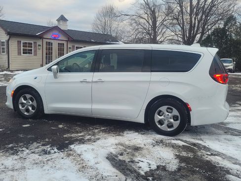Used 2018 Chrysler Pacifica Touring Plus image 5
