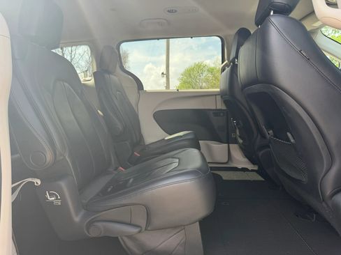 Used 2017 Chrysler Pacifica Touring-L image 64