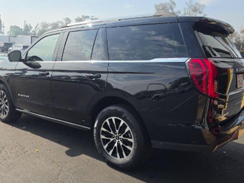 Certified 2025 Ford Expedition Platinum AWD/4WD image 4