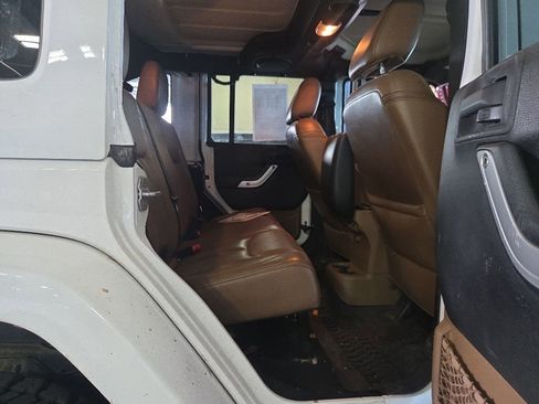 Used 2013 Jeep Wrangler Unlimited Sahara w/ Connectivity Group AWD/4WD image 9