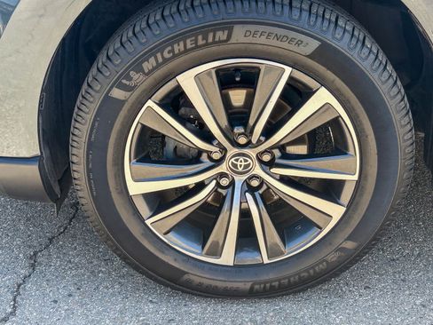 Used 2021 Toyota Venza LE w/ Carpet Mat Package (TMS) AWD/4WD image 10