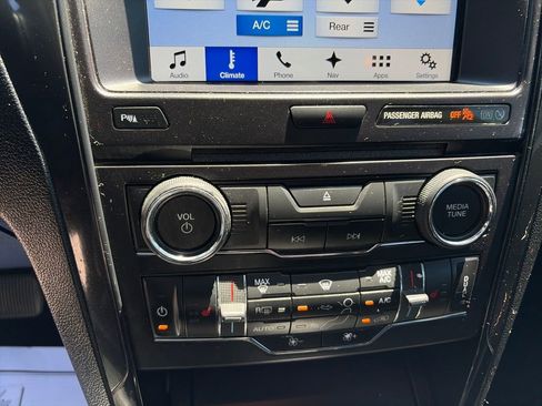 Used 2017 Ford Explorer XLT w/ Equipment Group 202A AWD/4WD image 21
