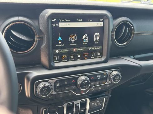 Used 2023 Jeep Gladiator Overland AWD/4WD image 19