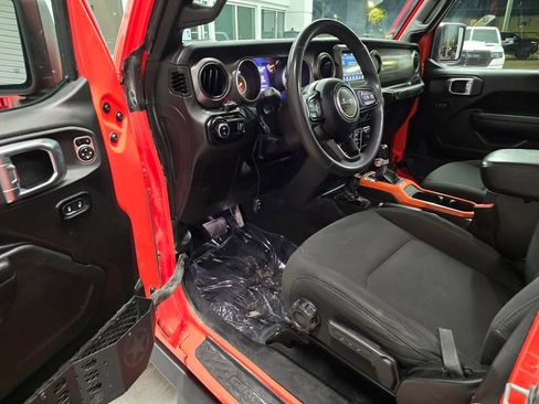 Used 2023 Jeep Gladiator Sport AWD/4WD image 18