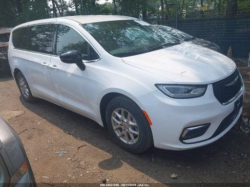 Used 2024 Chrysler Pacifica Touring-L FWD image 5