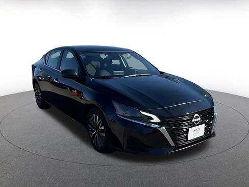 Used 2025 Nissan Altima 2.5 SV image 16