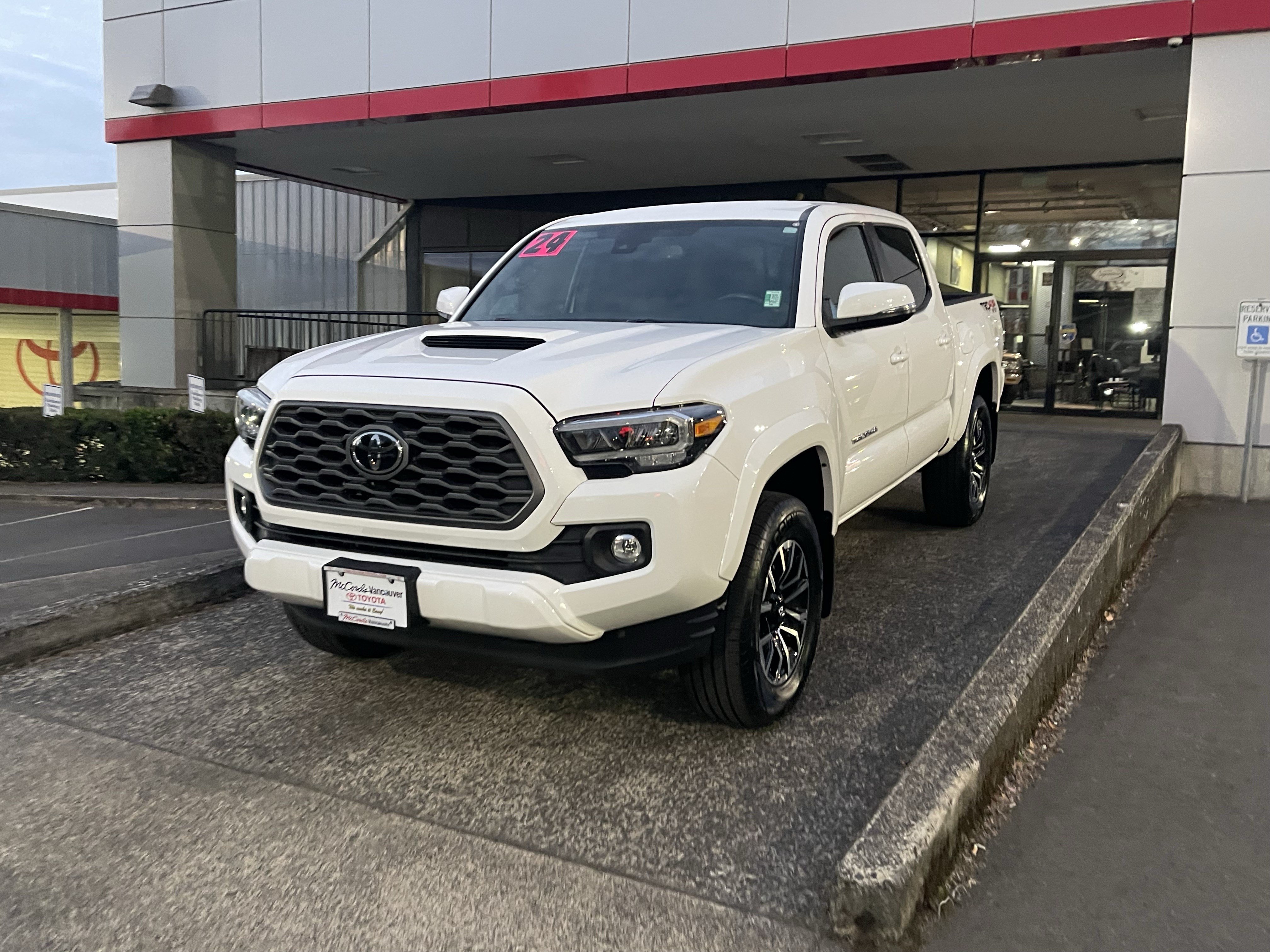 Certified 2020 Toyota Tacoma TRD Sport w/ Technology Package AWD/4WD image 3
