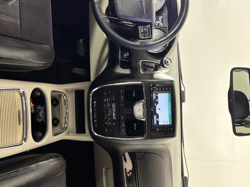 Used 2016 Chrysler Town & Country Limited FWD image 26