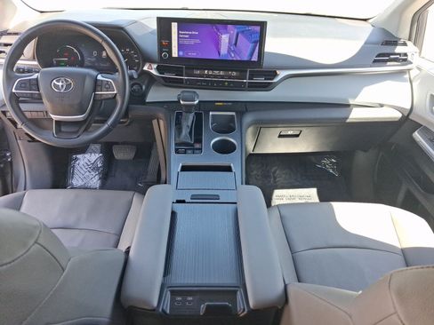 Certified 2025 Toyota Sienna XLE FWD image 25