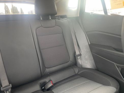 Used 2025 Chevrolet Trax LT w/ LT Convenience Package image 35