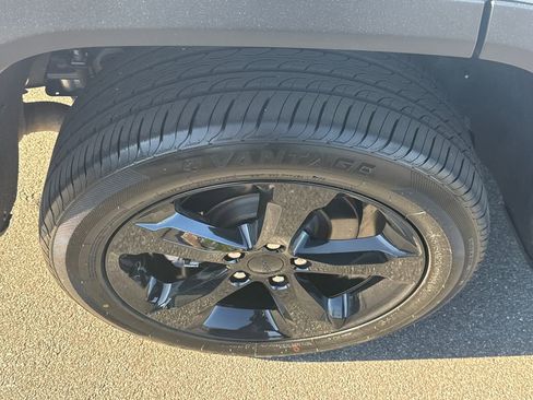 Used 2024 Jeep Grand Cherokee L Limited w/ Black Appearance Package AWD/4WD image 17