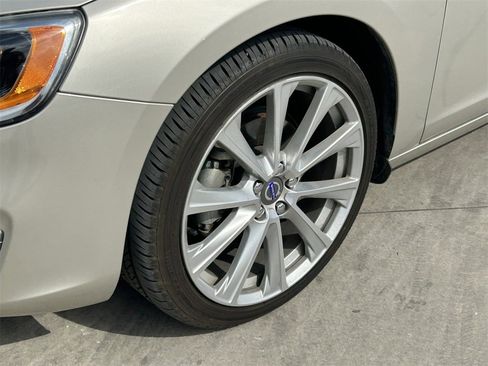 Used 2018 Volvo S60 T5 Inscription Platinum image 9