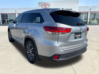 Used 2017 Toyota Highlander XLE AWD/4WD video 3