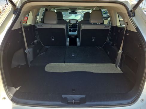 Used 2021 Toyota Highlander XLE FWD image 34