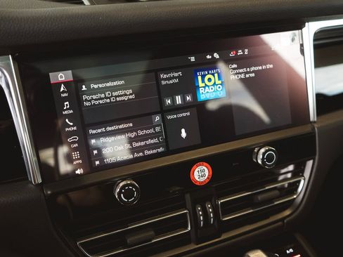 Used 2025 Porsche Macan image 26