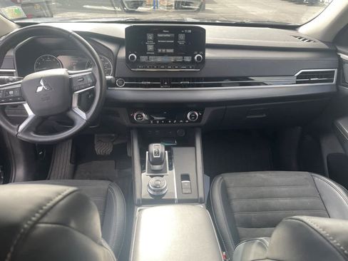 Used 2024 Mitsubishi Outlander SE image 3