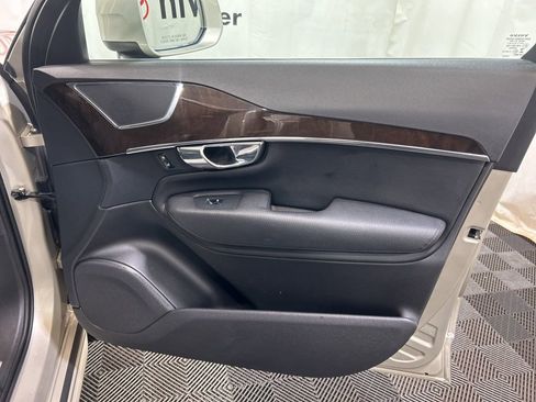 Used 2016 Volvo XC90 T6 Momentum image 11