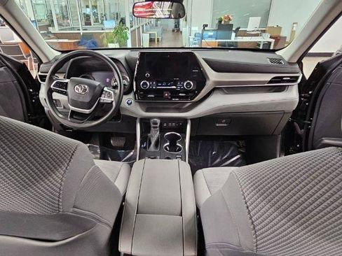 Used 2023 Toyota Highlander L FWD image 9
