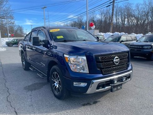 Used 2021 Nissan Titan SV w/ SV Convenience Package image 2