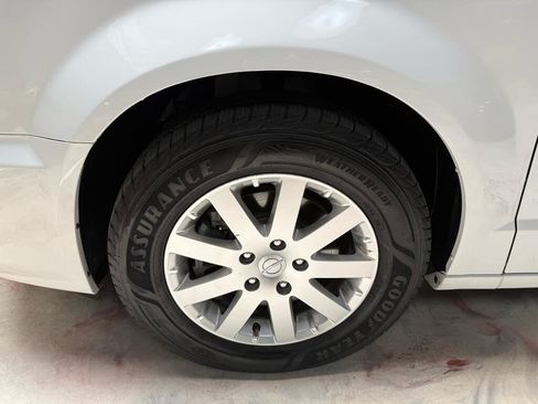 Used 2014 Chrysler Town & Country Touring FWD image 32