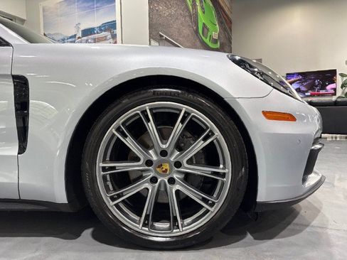Used 2018 Porsche Panamera RWD image 21