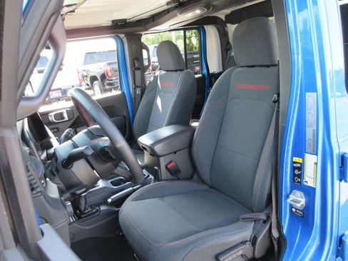 Used 2024 Jeep Gladiator Rubicon w/ Technology Group AWD/4WD image 18