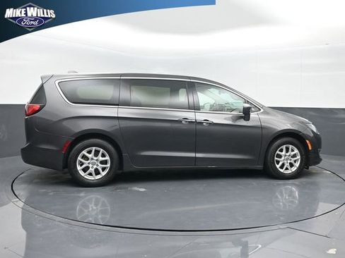 Used 2020 Chrysler Pacifica Touring w/ Advanced Safetytec Group FWD image 8