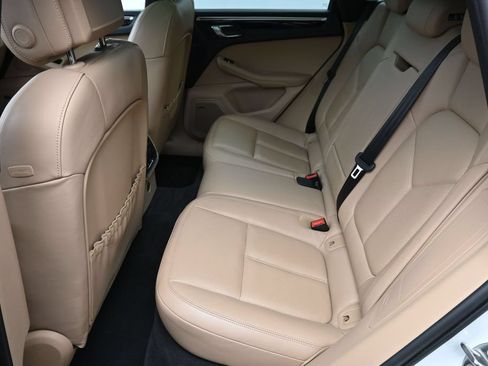 Certified 2022 Porsche Macan AWD/4WD image 7