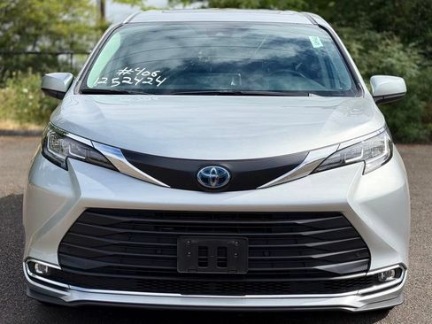 Used 2023 Toyota Sienna XLE AWD/4WD image 8