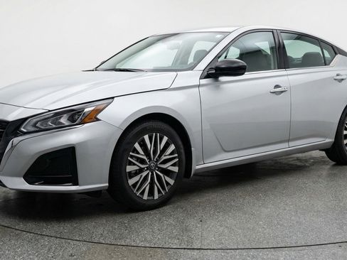 Used 2025 Nissan Altima 2.5 SV image 3