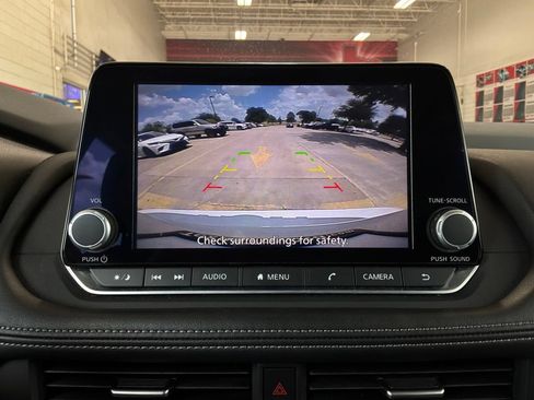 Used 2025 Nissan Rogue SV FWD image 31