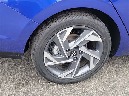 New 2025 Hyundai Elantra Limited image 25